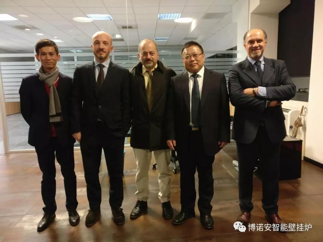 来宾合影留下念