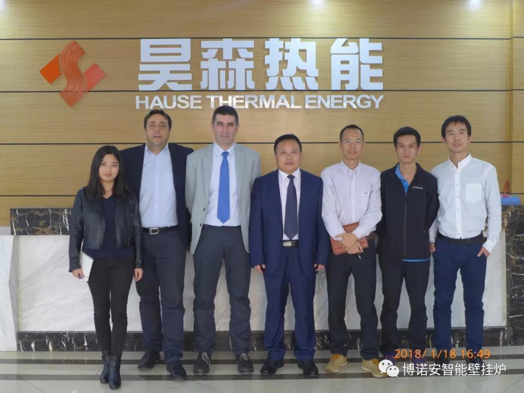 意大利VALMEX公司客人与我司董事长、总司理、手艺部认真人在VALMEX产品前合影